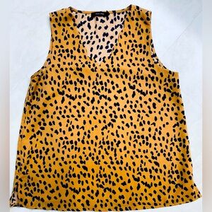 Doe & Rae v-neck business casual tank. Size large. Like new.